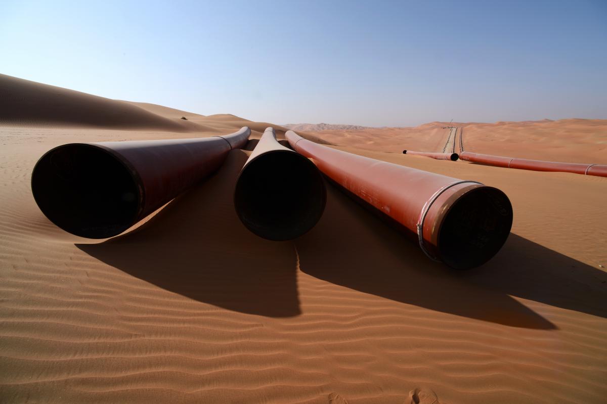Pipeline construction in Saudi Arabia's Shaybah field