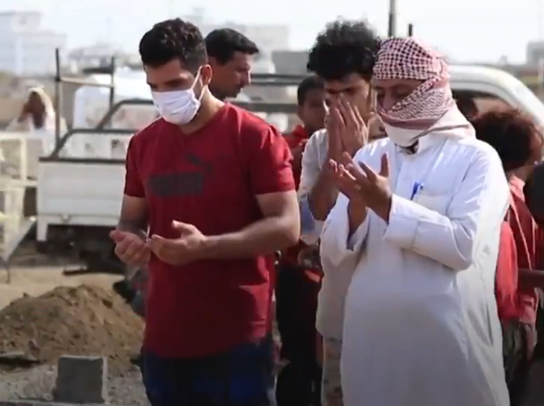 Prayers at the graveside: another burial in Aden