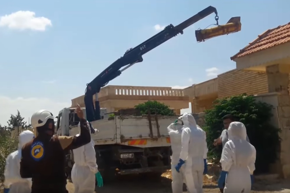 Removing an alleged chlorine weapon from a house in Khan al-Asal, August 2017. (<a href="https://www.youtube.com/watch?v=o5ZeRxyc4h0">Video here</a>)