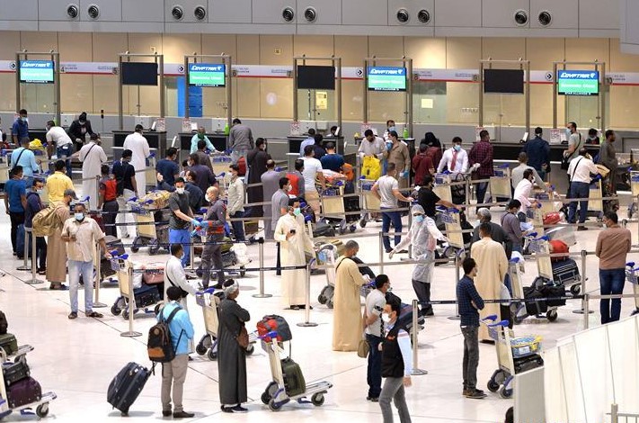 Egyptian citizens checking in for a repatriation flight from Kuwait. Photo: Xinhua