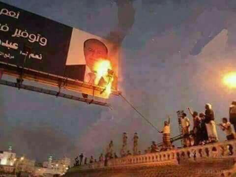 Protesters in Aden burning an image of Hadi. Photo posted on Twitter by @narrabyee