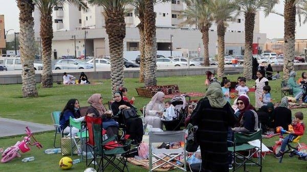 Self-isolation, Saudi style. Families picnic in Riyadh, contrary to government regulations. [Courtesy photo via Saudi Gazette]
