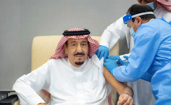 Saudi Arabia's 85-year-old King Salman receiving his vaccination