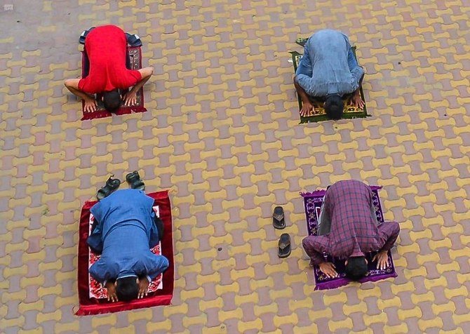 Social distancing at a mosque in al-Baha, Saudi Arabia. Photo: SPA